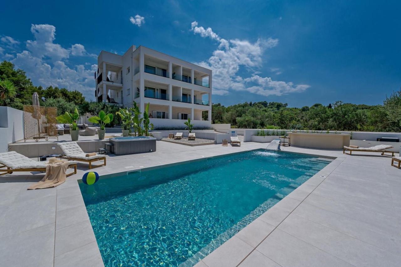 אוקרוג גורניי Luxury Villa Del Sogno With Pool, Jacuzzi, Parking מראה חיצוני תמונה